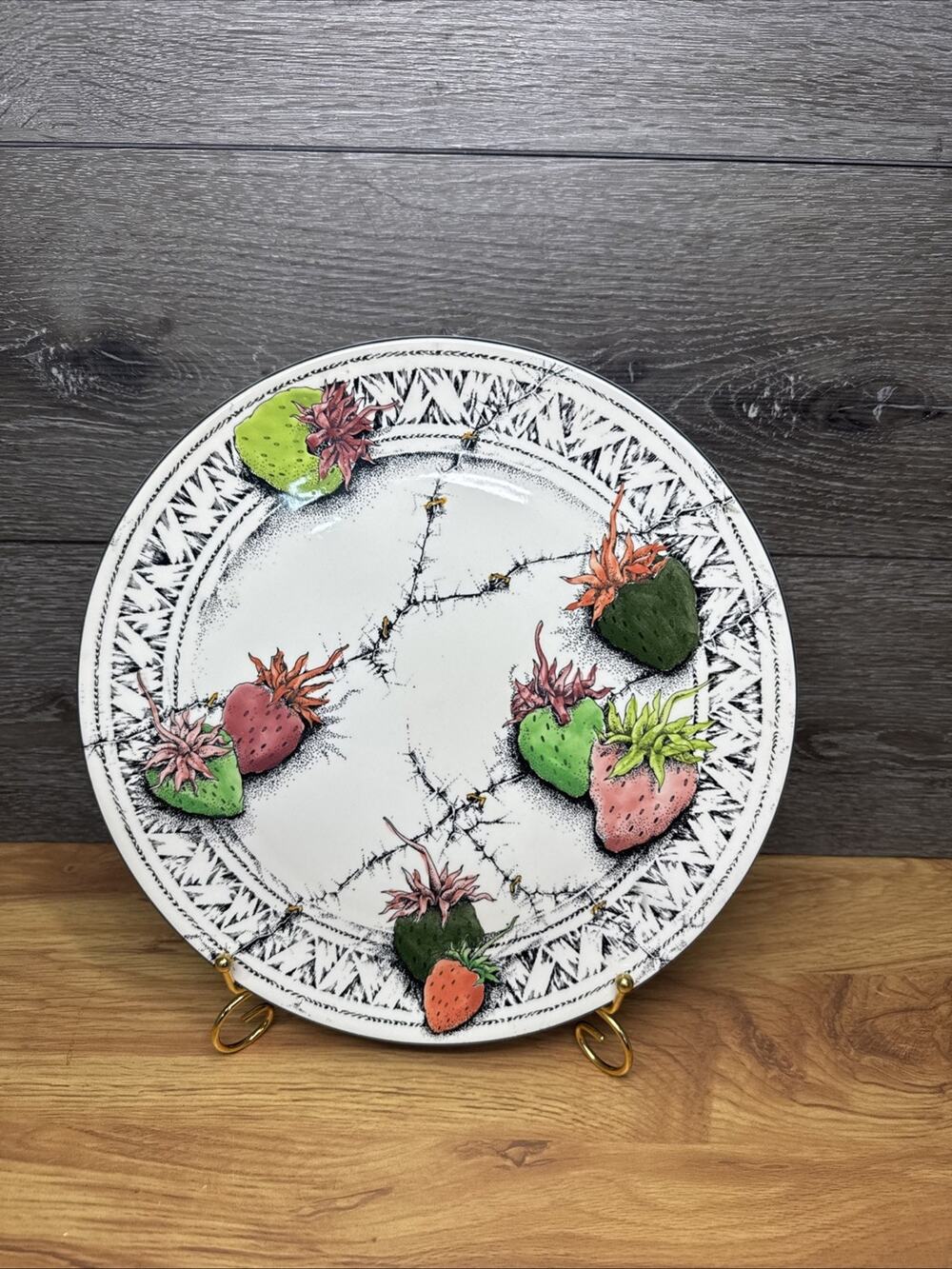Gien France Fraises en Folie Wild Strawberries Round Platter 11-7/8”